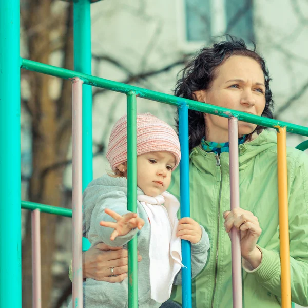 Mutter und Tochter spielen — Stockfoto