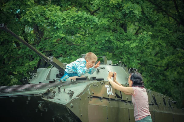 Mãe e filho em veículo militar . — Fotografia de Stock