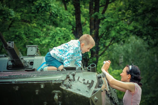 Mutter und Sohn an Militärfahrzeug. — Stockfoto