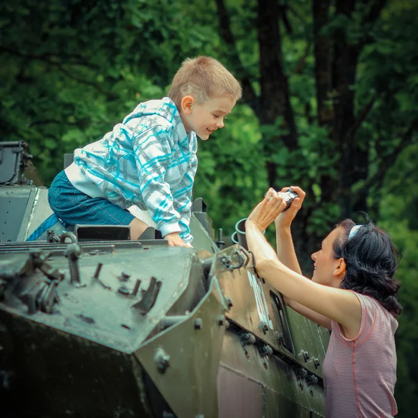 Mère et fils au véhicule militaire . — Photo