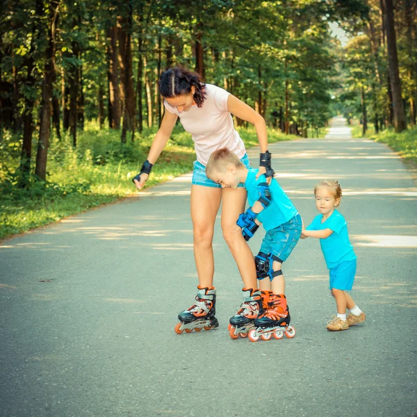 Tekerlekli paten üzerinde eğleniyor aile — Stok fotoğraf