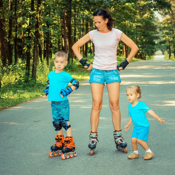 Famille s'amuser sur les patins à roulettes — Photo