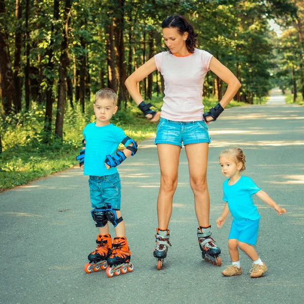 Família se divertindo em patins — Fotografia de Stock