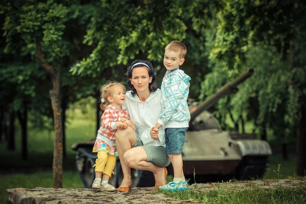 Madre e bambini al carro armato militare — Foto Stock