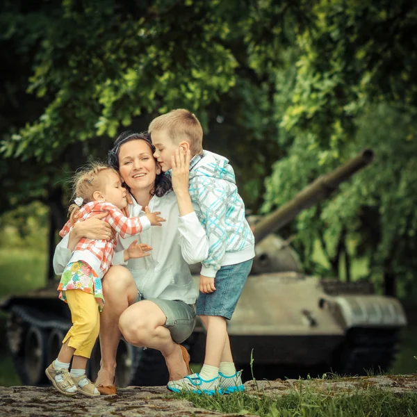 Mother and kids at military tank — Stock Photo, Image