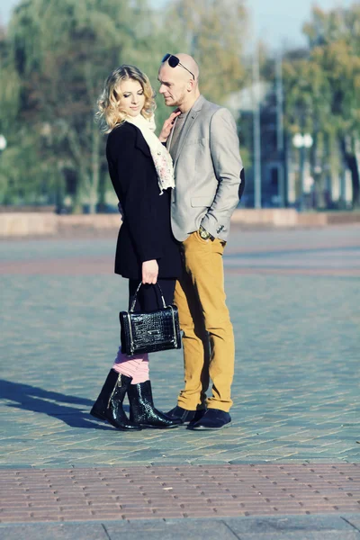 Young beautiful couple in city — Stock Photo, Image