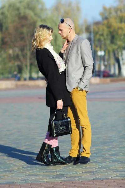 Young beautiful couple in city — Stock Photo, Image