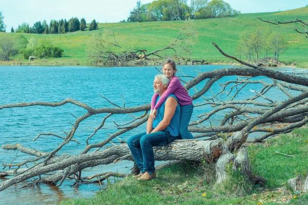 Abuelo y nieta en la naturaleza en el lago — Foto de Stock