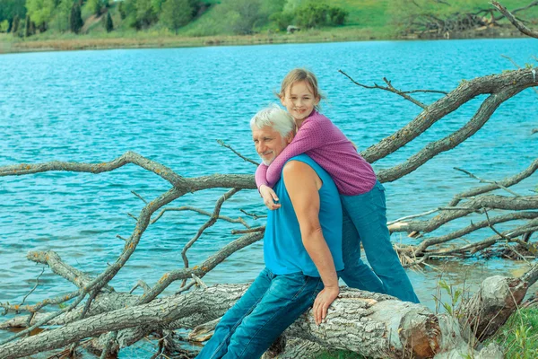 Abuelo y nieta en la naturaleza en el lago — Foto de Stock