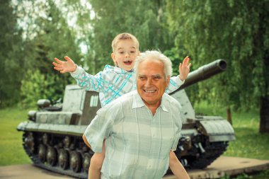 Dede ve torunu tank yakınındaki
