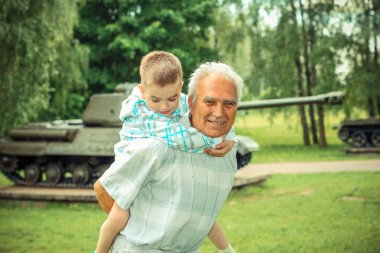 Dede ve torunu tank yakınındaki