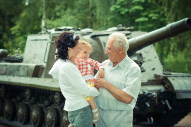 Arka planda aile askeri teçhizat