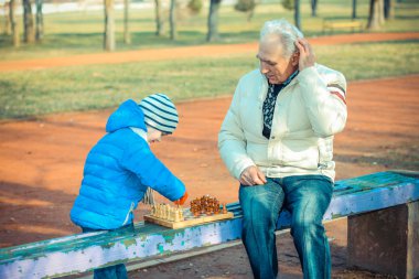 Dede ve torunu satranç oynarken