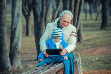 Dede ve torunu tablet ile