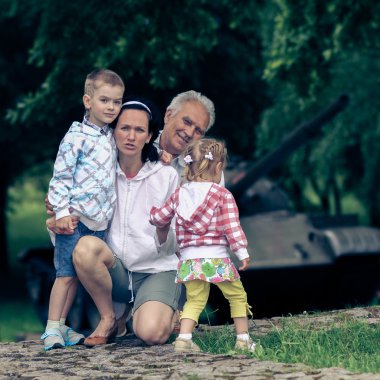 Arka planda aile askeri teçhizat
