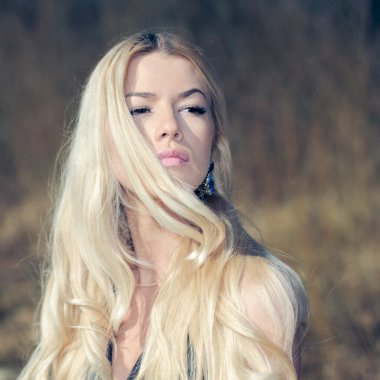 Güzel sarışın kadın.