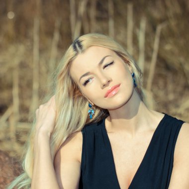 Güzel sarışın kadın.