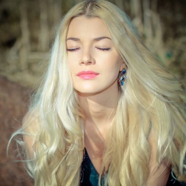 Güzel sarışın kadın.