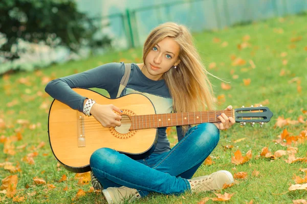 Hipster flicka med gitarrer utomhus — Stockfoto