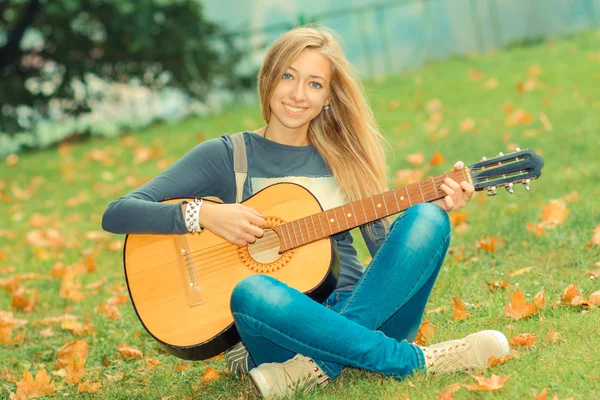 Hipster ragazza con chitarre all'aperto — Foto Stock