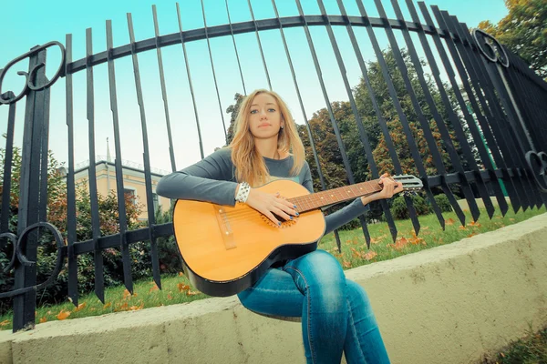 Hipster girl with guitars outdoors — Stock Photo, Image