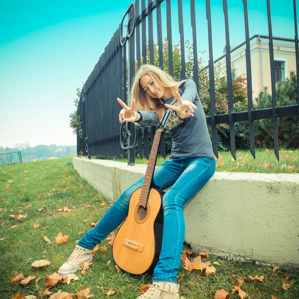 Girl in city park with guitar — Stock Photo, Image