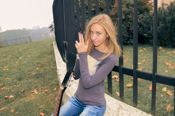 Chica en el parque de la ciudad con guitarra — Foto de Stock