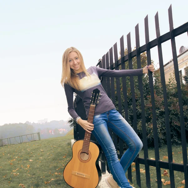 Girl in city park with guitar — Stock Photo, Image