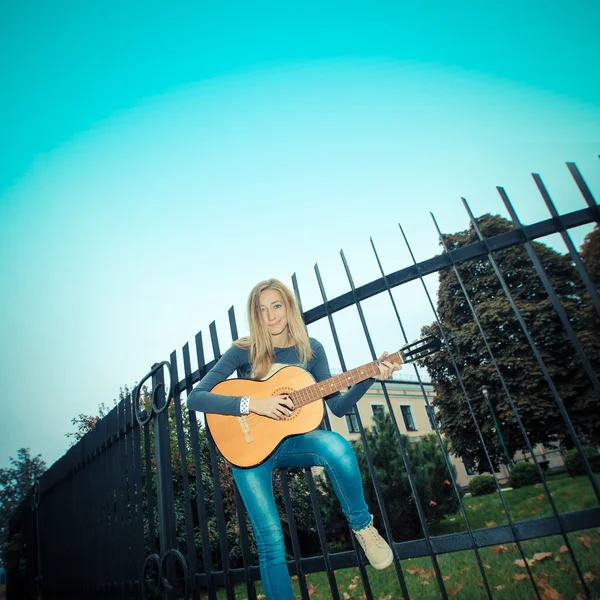 Girl in city park with guitar — Stock Photo, Image