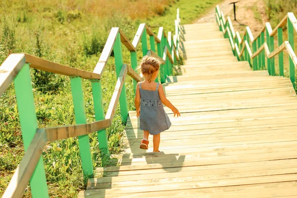 Küçük kız merdivenlerden aşağı yürüyüş