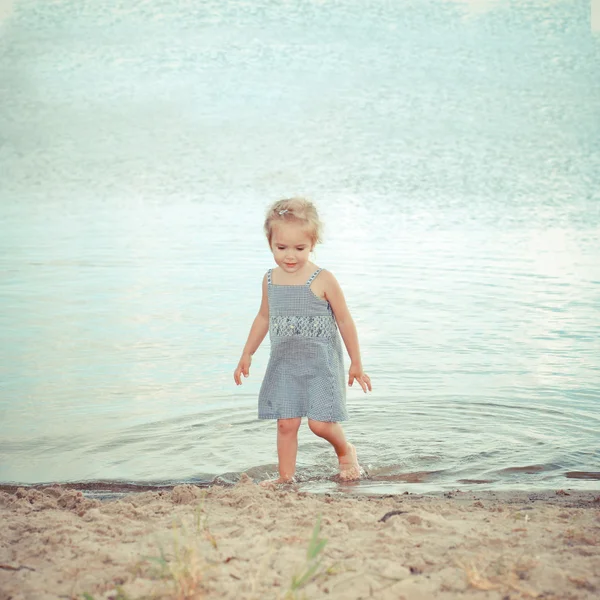 小女孩站在沙滩上 — 图库照片
