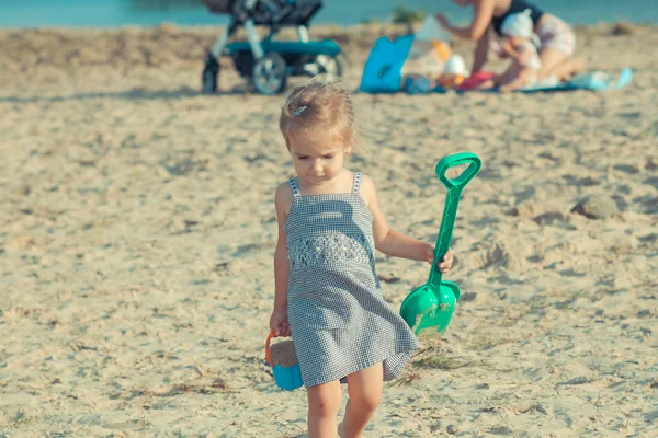 Girl child playing in the sand — Stock Photo, Image