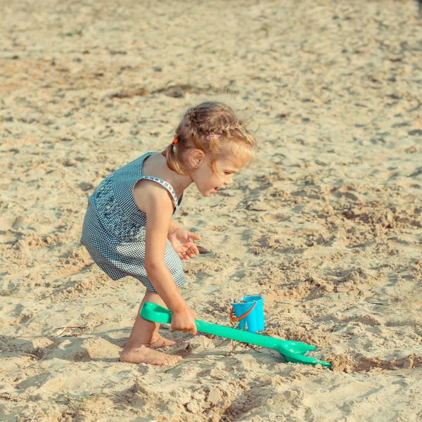 Fille enfant jouer dans le sable — Photo