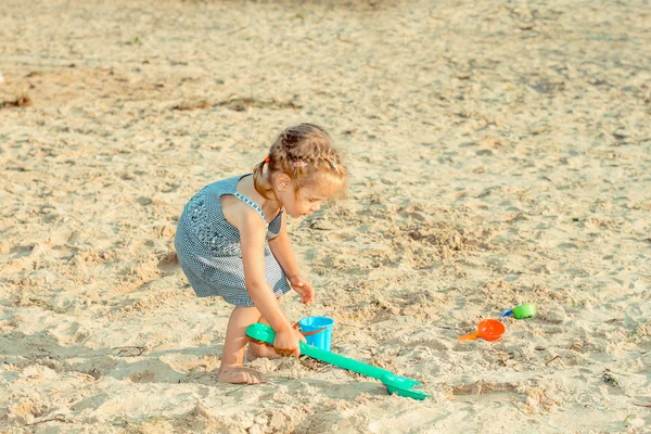 Meisje kind spelen in het zand — Stockfoto