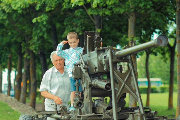 Grand-père avec son petit-fils en excursion — Photo