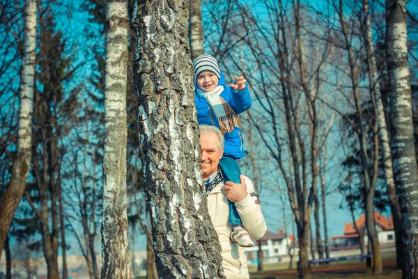 Grand-père et petit-fils se livrent — Photo