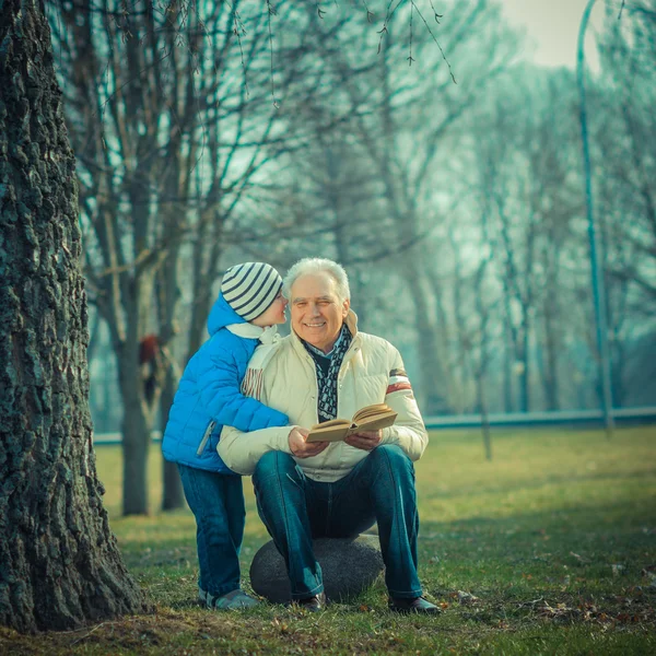 Nonno e nipote che leggono un libro — Foto Stock