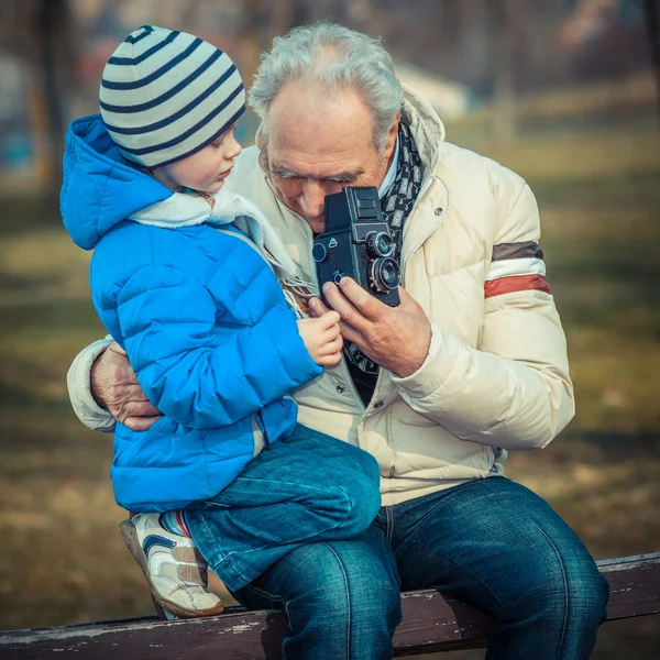 Bunicul și nepotul cu cameră de epocă — Fotografie, imagine de stoc