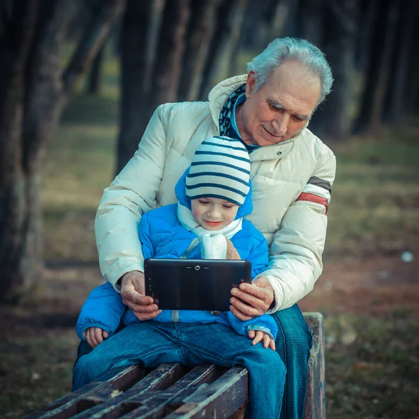 Dziadek i wnuczek z tabletka — Zdjęcie stockowe