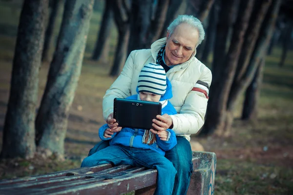 Dědeček a vnuk s tabletem — Stock fotografie