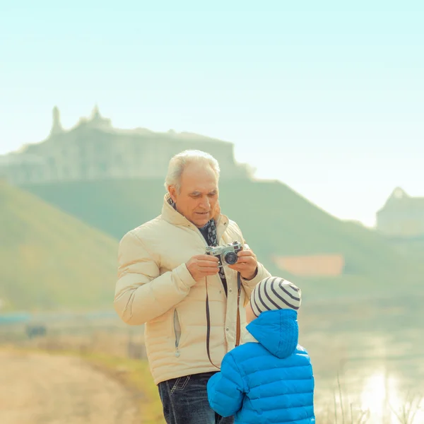 祖父和孙子用老式相机 — 图库照片