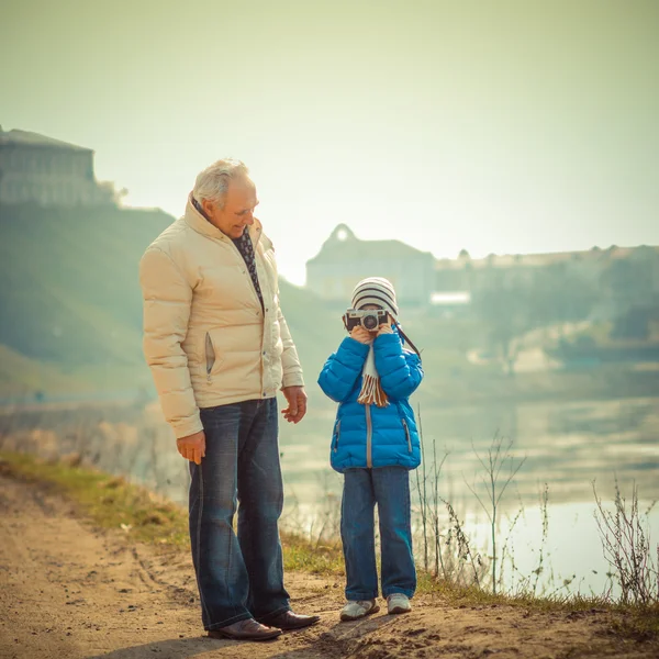 Abuelo y nieto con cámara vintage — Foto de Stock