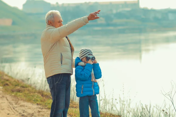 Grandfather and grandson with vintage camera — Stock Photo, Image