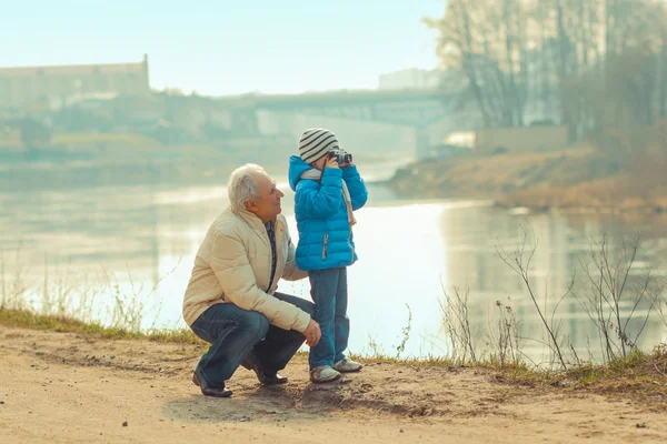 Grand-père et petit-fils avec caméra vintage — Photo