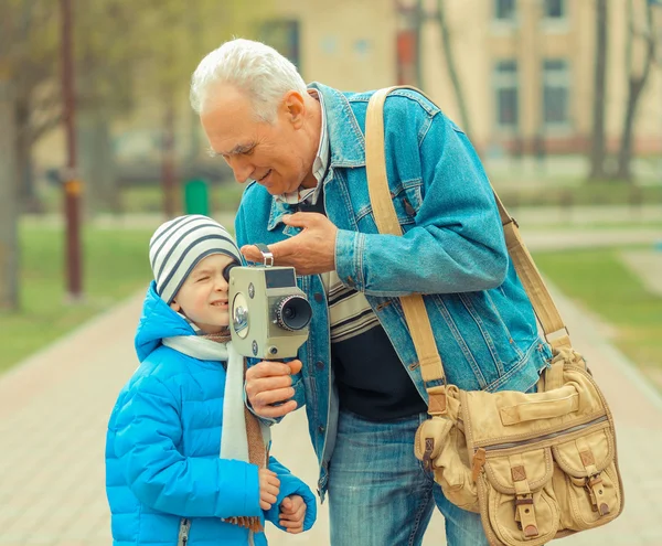 Dědeček učí jeho vnuk na fotografii — Stock fotografie