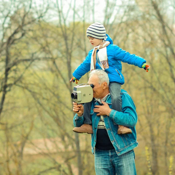 Grandfather teaches his grandson to photograph — Stock Photo, Image