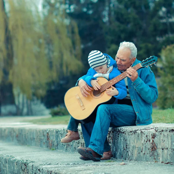 Grandfather and grandson playing guitar — Stock Photo, Image