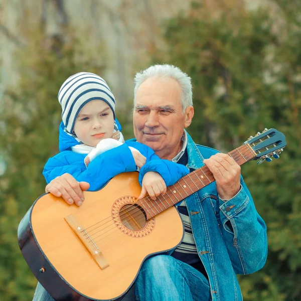 Dede ve torunu gitar çalmak — Stok fotoğraf