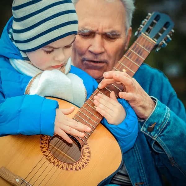Dziadek i wnuczek, gra na gitarze — Zdjęcie stockowe
