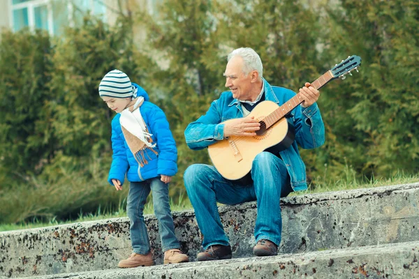 Dziadek i wnuczek, gra na gitarze — Zdjęcie stockowe